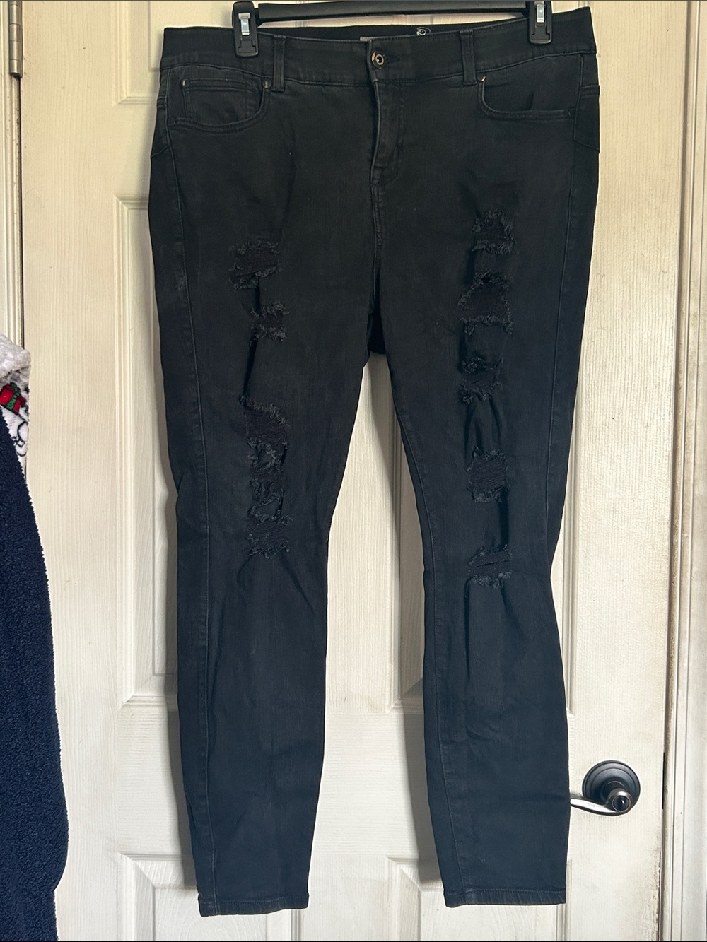 Torrid premium stretch distressed bombshell skinny jean size 18 regular